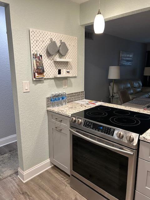 Building Photo - 2562 Garden Dr N