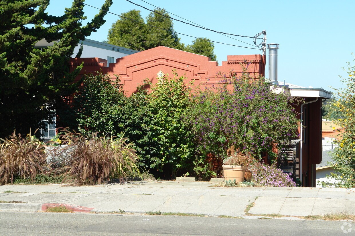 Primary Photo - 5347 Broadway