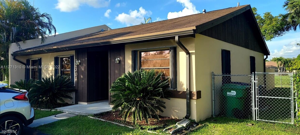 3 br, 2 bath Townhome - 12301 SW 110th S C... Photo