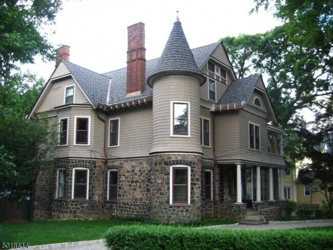 Building Photo - 159 Summit Ave