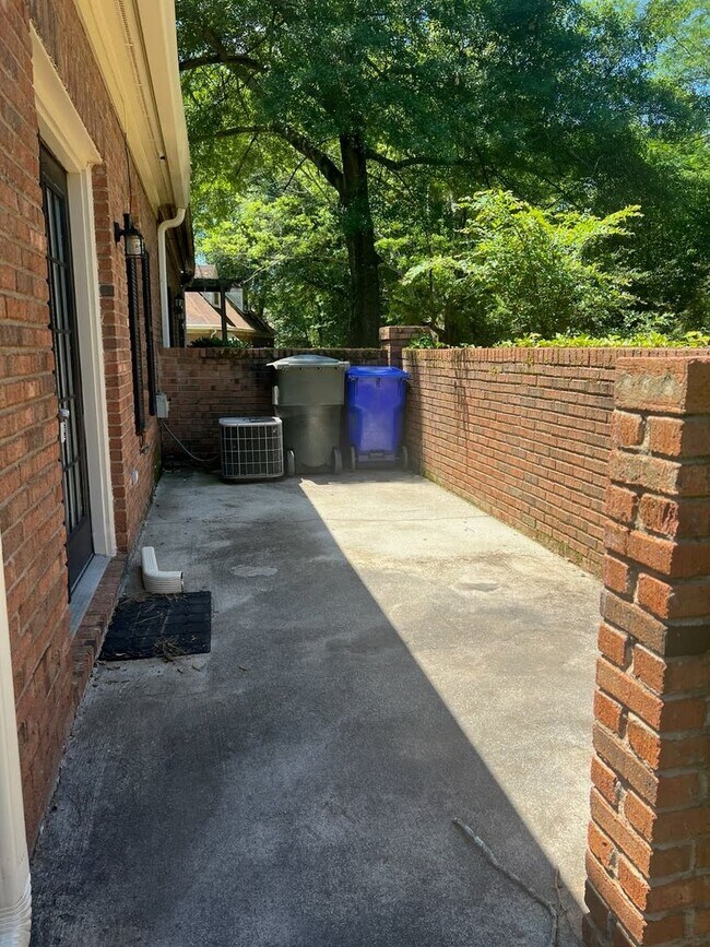 Building Photo - Newly Renovated 2 Bedroom Townhouse in Con...