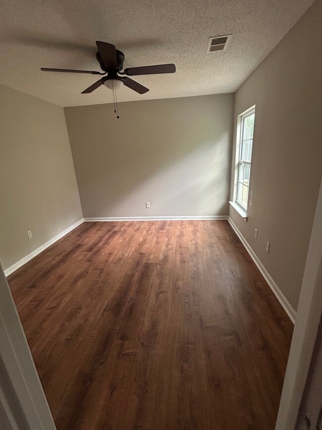 Building Photo - 204 Rindle Dr