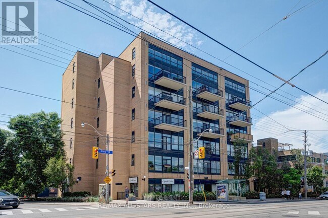 Photo du bâtiment - 833-833 King St W