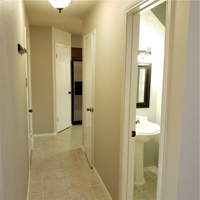 Building Photo - 8440 Fern Bluff Ave