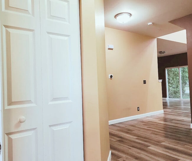 Building Photo - 1157 Goldfinch Ave