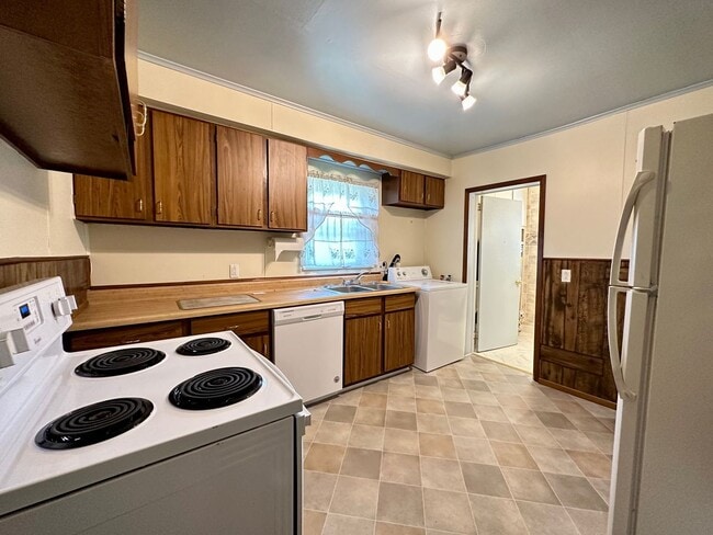 Building Photo - Available August 1st - 3 BED 1 BATH