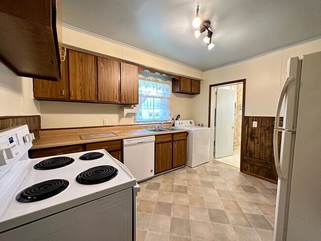 Foto del edificio - Available August 1st - 3 BED 1 BATH