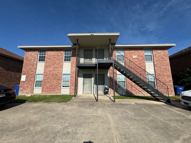 Building Photo - 413 Creek St