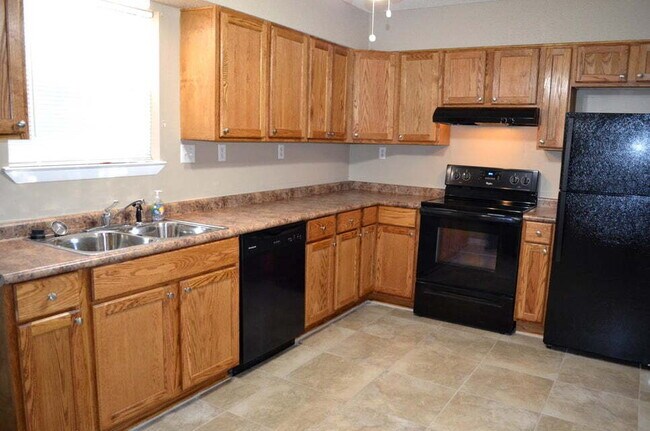 Foto del edificio - Charming 2-Bed Townhouse Retreat in Fort W...