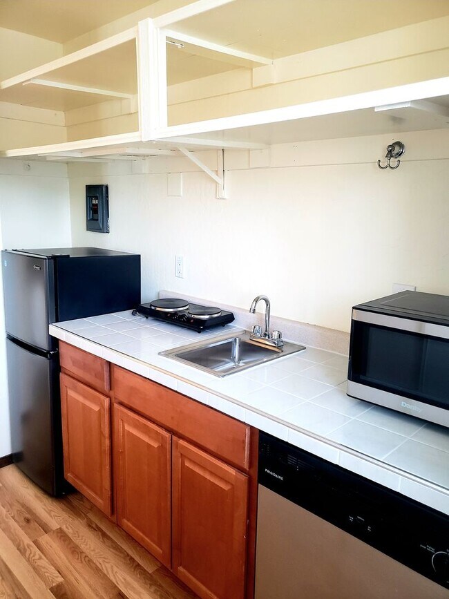 Foto del edificio - Bright Upstairs Studio with Deck & Peek of the Ocean | Utilities Included