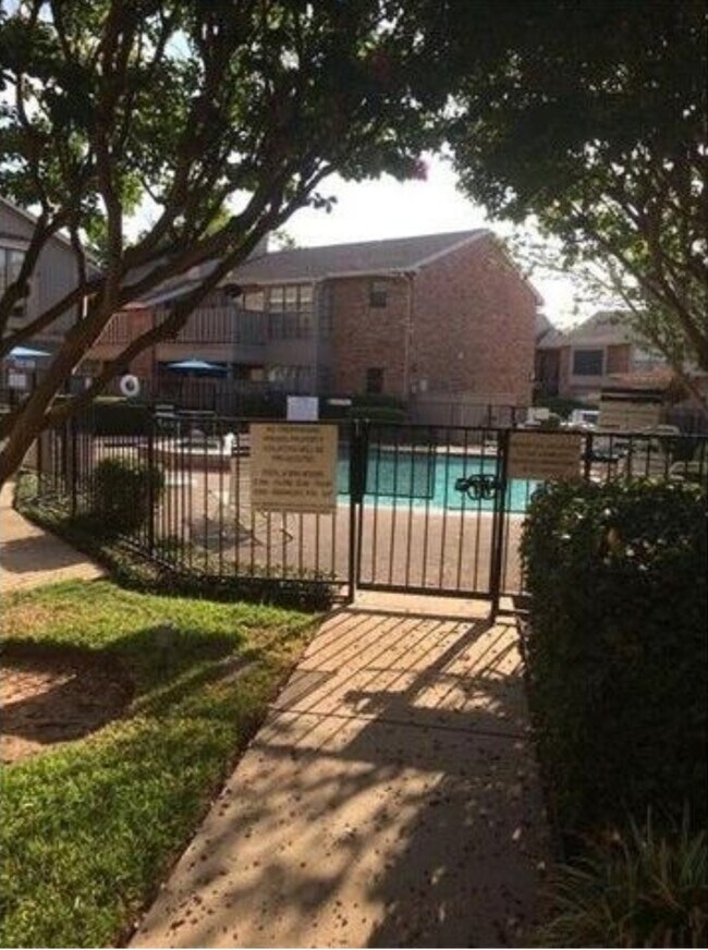 Building Photo - 2740 Silver Creek Dr.