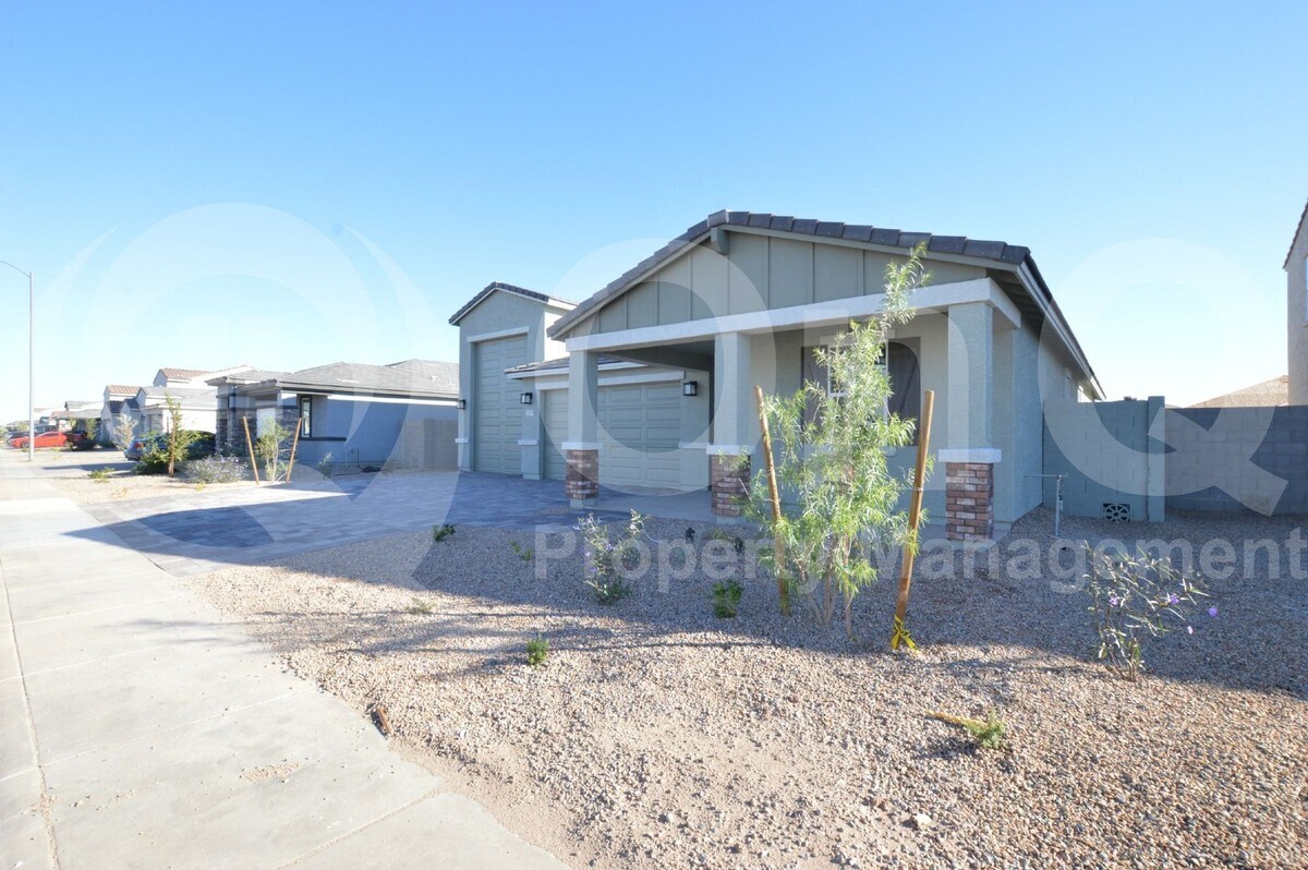 Primary Photo - 2039 E Piedmont Pl