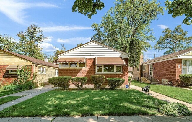 Building Photo - Charming 2BR House in Chicago