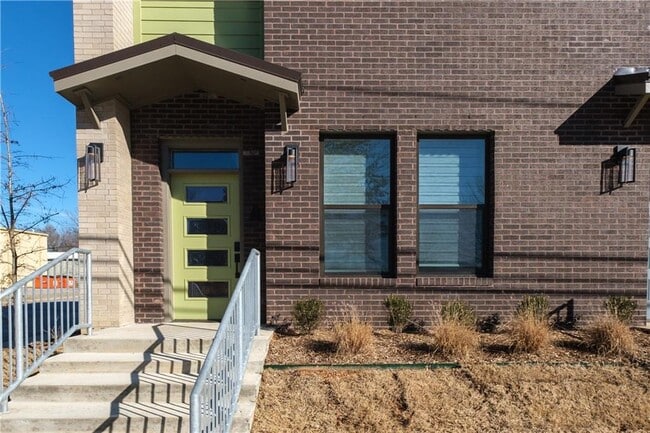 Building Photo - 303 Park St