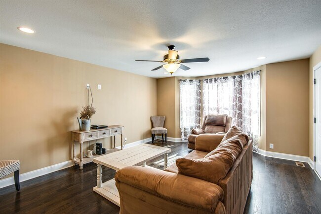 Foto del edificio - MOVE IN SPECIAL! Awesome 3 Bed/3 Bath! 2 M...