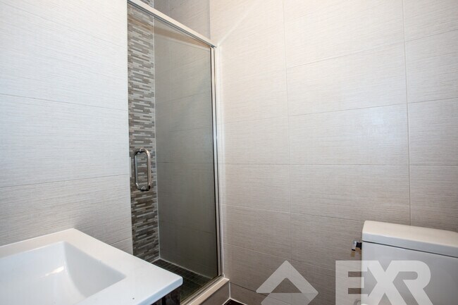 Building Photo - 39 Suydam St