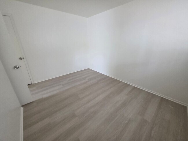 Building Photo - This is a large 2-bdr in a convenient, Fre...