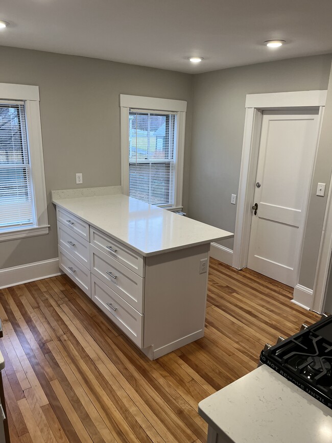 Building Photo - 37A Maple Ave