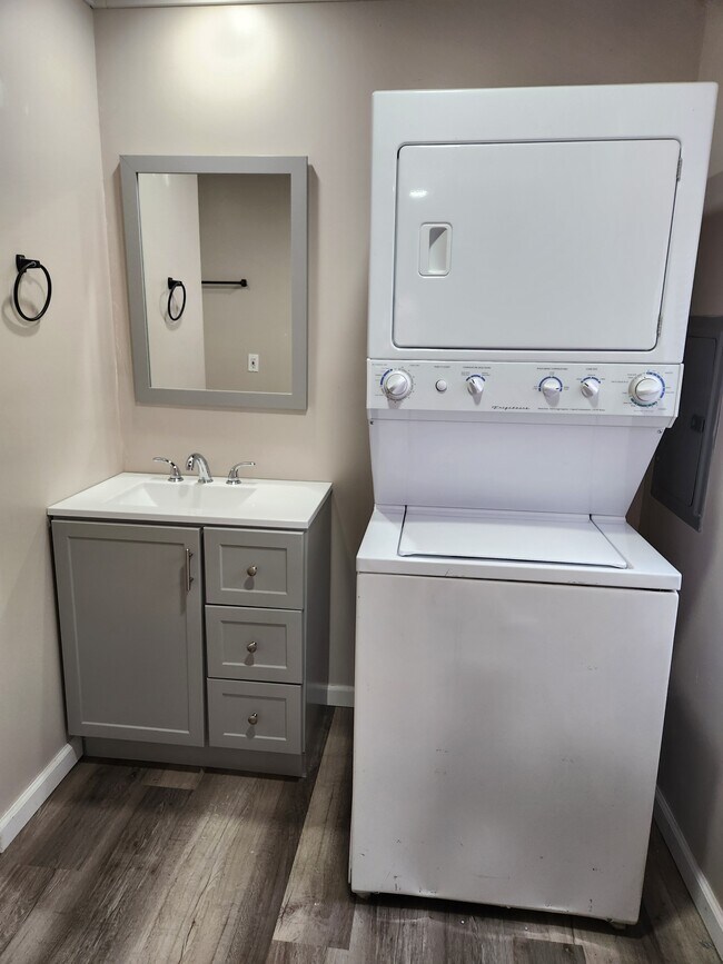 Building Photo - 9349 Valley Rd