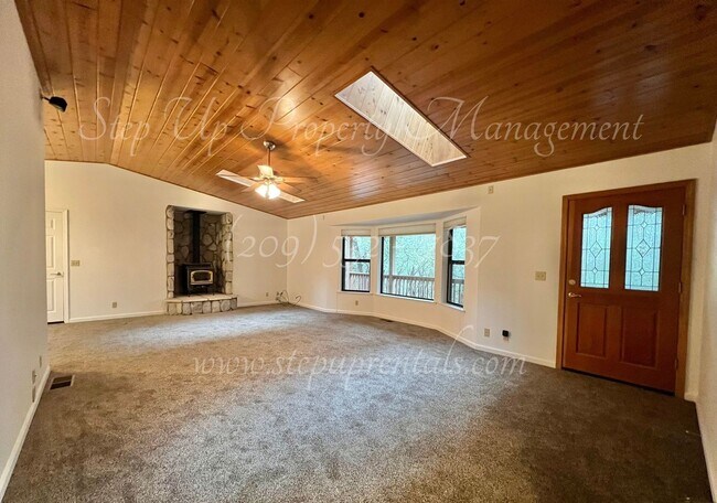Building Photo - Cozy and Charming 3 Bedroom 2 Bathroom in ...