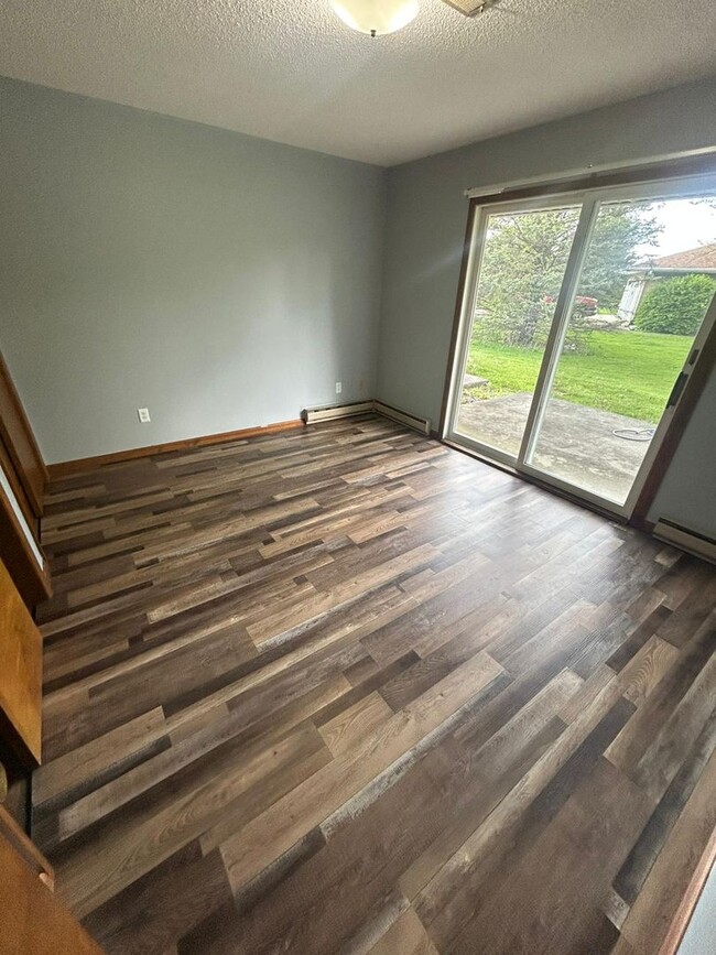 Foto del edificio - Updated 2BR, 1BA Brick Unit with Garage in...