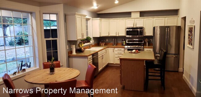 Foto del edificio - 3 br, 2 bath House - 13707 13th Ave NW