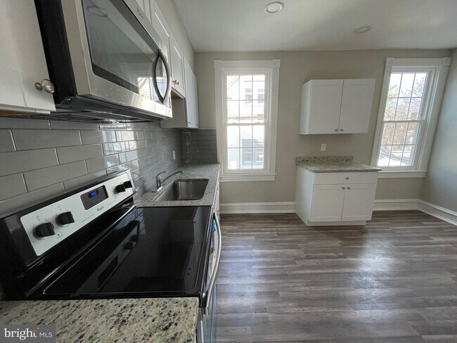 Building Photo - 10 Clifton Ave