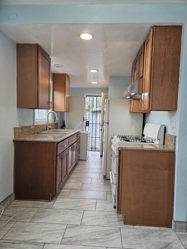 Cocina remodelada - 927 N Vista Way