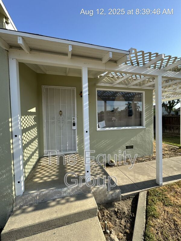 Building Photo - 620 E Tulare Ave