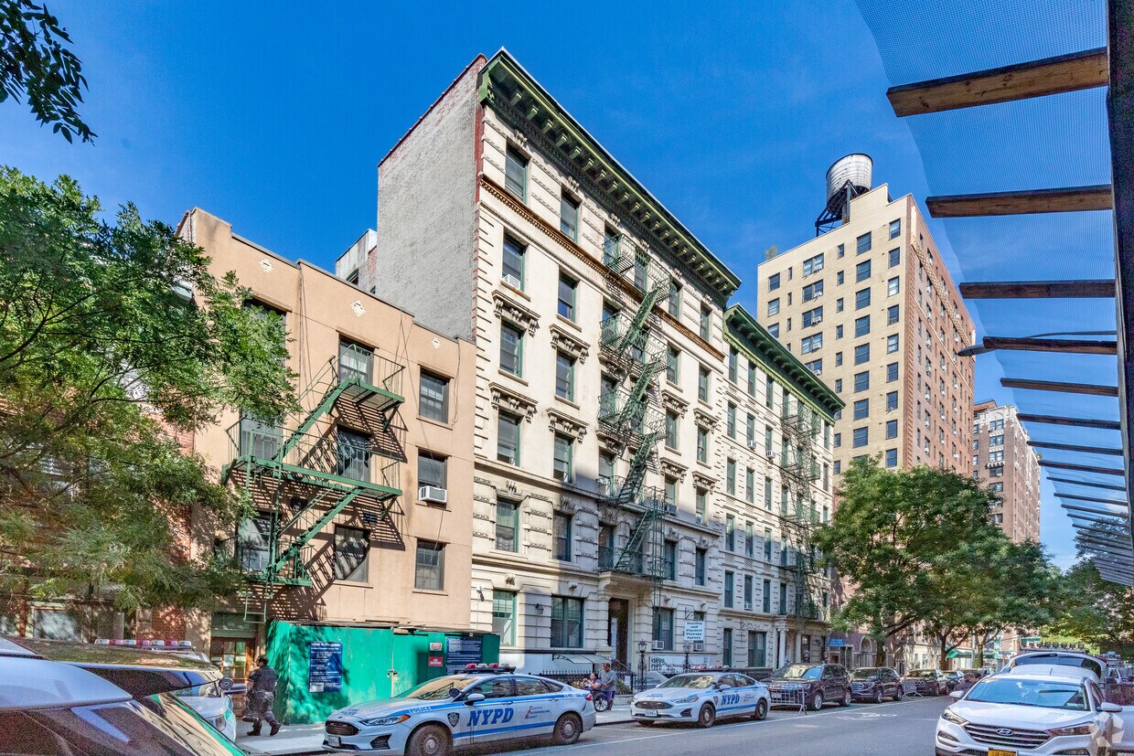 Primary Photo - 229-231 E 21st St