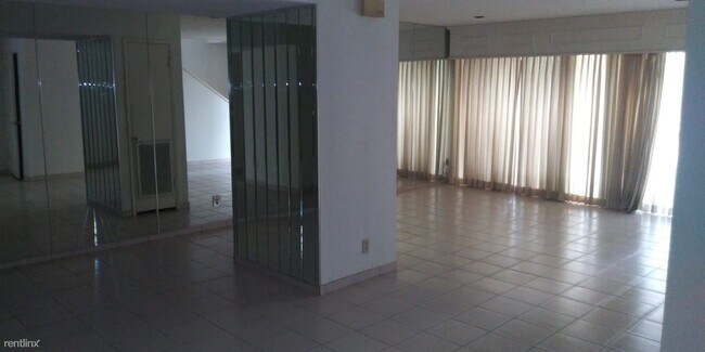 Building Photo - 700 Sunset Dr
