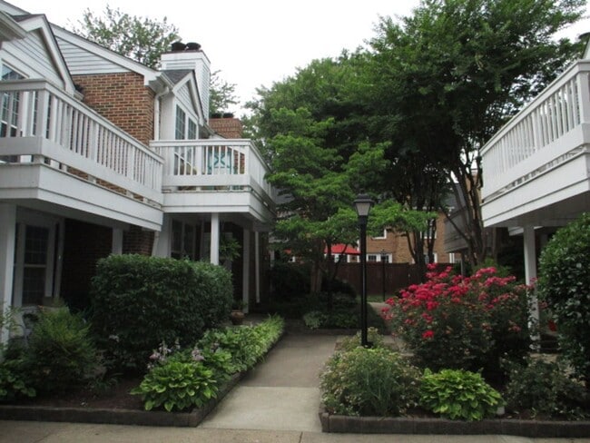 Foto del edificio - Tucked Away Condo with Balcony near Shirlington
