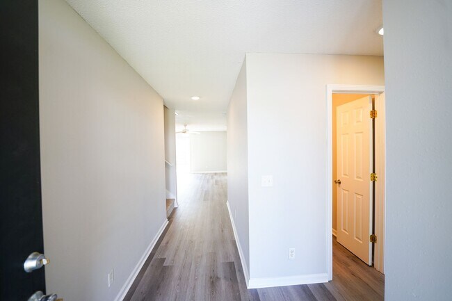 Foto del edificio - Available Now!