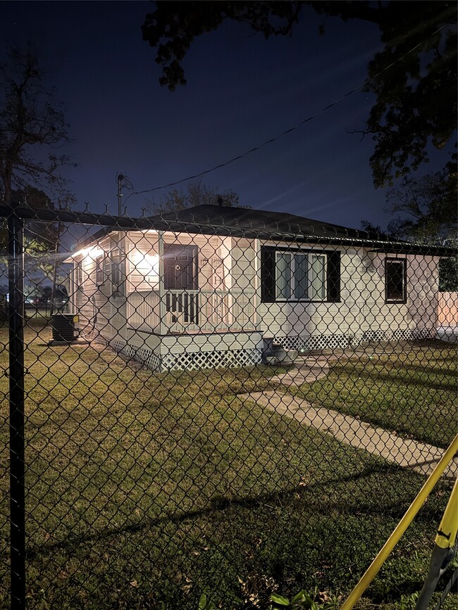 Building Photo - 5607 Collins Rd