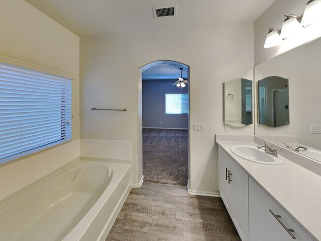 Building Photo - 986 W Oak Tree Ln
