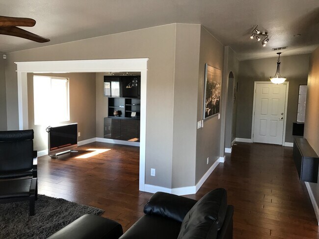 Building Photo - COMING SOON ! 5/23/25 GORGEOUS 3 BED/ 2.5 ...