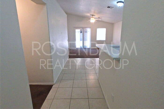 Foto principal - Gorgeous 3-bedrooms, 2-baths home located ...