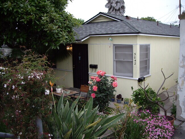 Frente de la unidad - 5042 Sawtelle Blvd