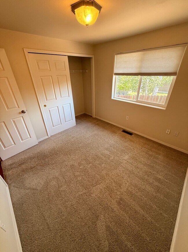 Building Photo - CHECK OUT THIS SPACIOUS, WELCOMING HOME IN THE MOUNTAIN VIEW DISTRICT!!!
