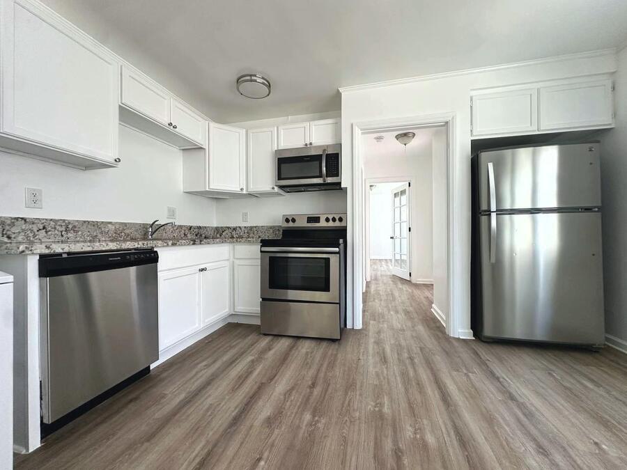 Foto principal - 1556 S Beverly Glen Blvd