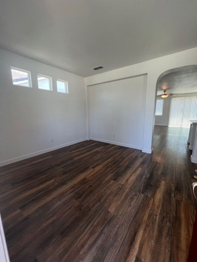 Building Photo - Single Story 3 Bedroom Home in Lincoln Acr...