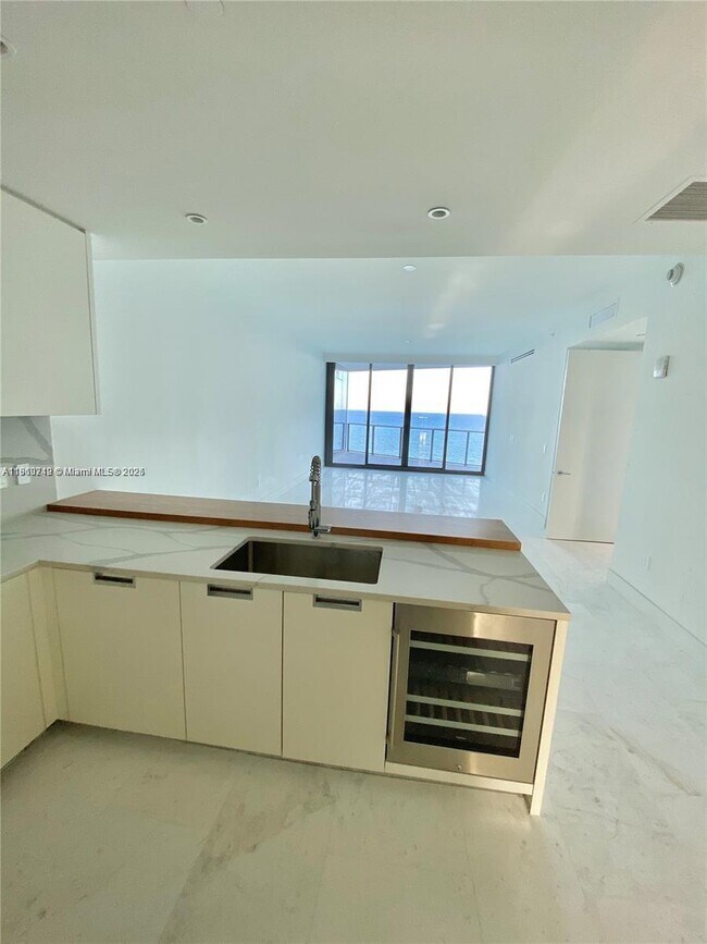 Foto del edificio - 15701 Collins Ave