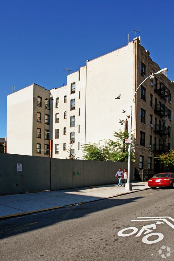 Building Photo - 260 Pacific St