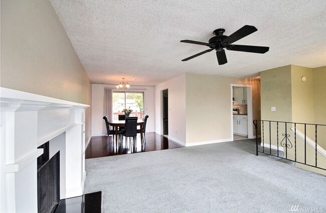Building Photo - Updated 4 bed with huge lot