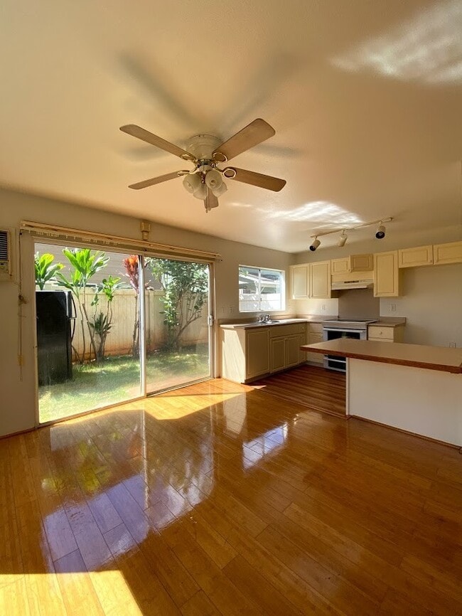 Building Photo - Desirable Lombard Way in Ewa, 3 Bed 2.5 Bath w/ 2 Car garage, Newer unit, Pet Negotiable