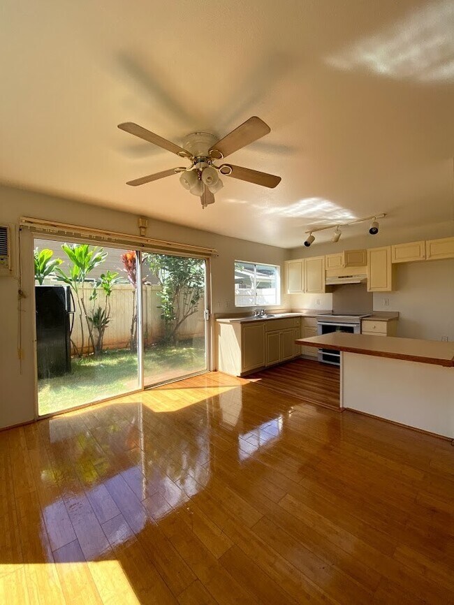 Foto del edificio - Desirable Lombard Way in Ewa, 3 Bed 2.5 Bath w/ 2 Car garage, Newer unit, Pet Negotiable
