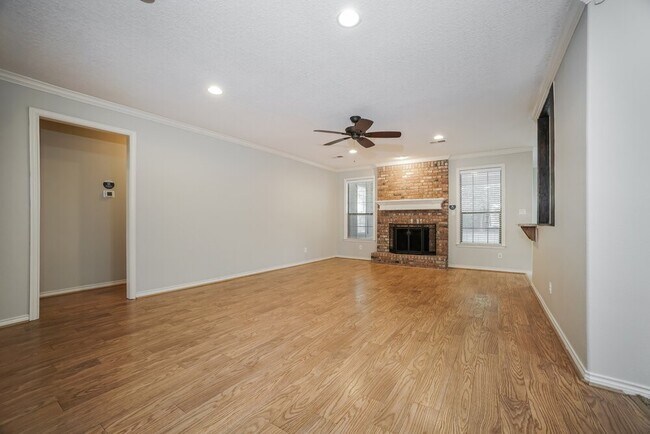 Foto del edificio - 16109 McQueen Rd