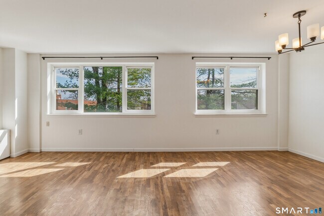 Foto del edificio - 889 Farmington Ave
