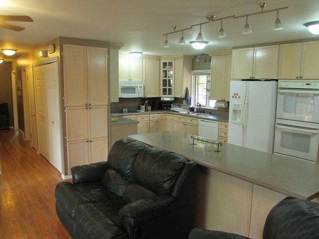 Building Photo - 9 Meadowbrook Rd