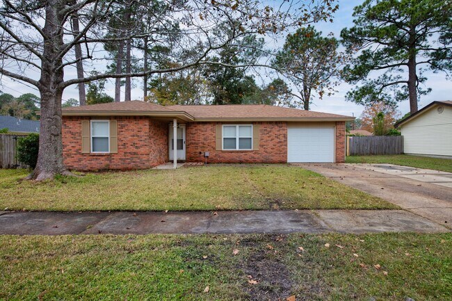 Building Photo - Charming 3 Bedroom Home in Pine Meadows – Prime Fort Walton Beach Location